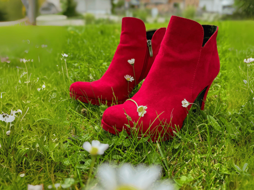 Praxisbeispiel im Marketing - Die Macht von rote Schuhe. Ein Blick über die Schulter von Wortarchitektin Sabine Schilling, die es liebt, rote Schuhe einzusetzen.